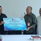Pimpinan Bank NTT Cabang Maumere Emanuel Sina Rato Meka menyerahkan bantuan CSR kepada Bupati Sikka Juventus Prima Yoris Kago, Jumat (23/10)