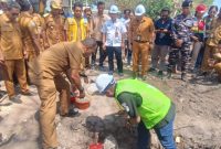 Bupati Sikka Juventus Prima Yoris Kago melakukan peletakkan batu pertama Kampung Nelayan Merah Putih di Kelurahan Wuring, Selasa (13/10)