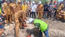 Bupati Sikka Juventus Prima Yoris Kago melakukan peletakkan batu pertama Kampung Nelayan Merah Putih di Kelurahan Wuring, Selasa (13/10)