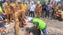 Bupati Sikka Juventus Prima Yoris Kago melakukan peletakkan batu pertama Kampung Nelayan Merah Putih di Kelurahan Wuring, Selasa (13/10)