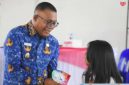 Wakil Bupati Sikka Simon Subandi Supriadi menyerahkan hadiah door prize 1 unit handphone pada kegiatan Lomba Cerdas Cermat 4 Pilar Kebangsaan di SMKS Yohanes XXIII Maumere, Senin (19/10)