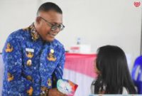 Wakil Bupati Sikka Simon Subandi Supriadi menyerahkan hadiah door prize 1 unit handphone pada kegiatan Lomba Cerdas Cermat 4 Pilar Kebangsaan di SMKS Yohanes XXIII Maumere, Senin (19/10)
