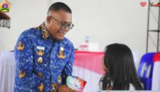 Wakil Bupati Sikka Simon Subandi Supriadi menyerahkan hadiah door prize 1 unit handphone pada kegiatan Lomba Cerdas Cermat 4 Pilar Kebangsaan di SMKS Yohanes XXIII Maumere, Senin (19/10)