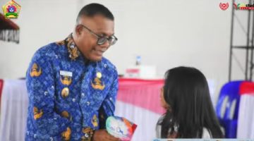 Wakil Bupati Sikka Simon Subandi Supriadi menyerahkan hadiah door prize 1 unit handphone pada kegiatan Lomba Cerdas Cermat 4 Pilar Kebangsaan di SMKS Yohanes XXIII Maumere, Senin (19/10)