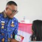 Wakil Bupati Sikka Simon Subandi Supriadi menyerahkan hadiah door prize 1 unit handphone pada kegiatan Lomba Cerdas Cermat 4 Pilar Kebangsaan di SMKS Yohanes XXIII Maumere, Senin (19/10)